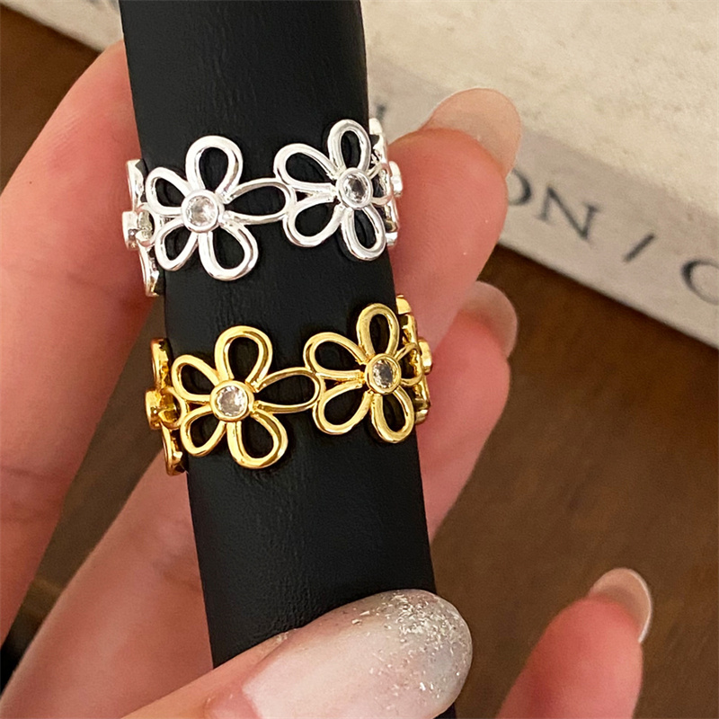Vintage Fashion Trends 2025 - Trend Zircon Crystal Hollow Flower Ring