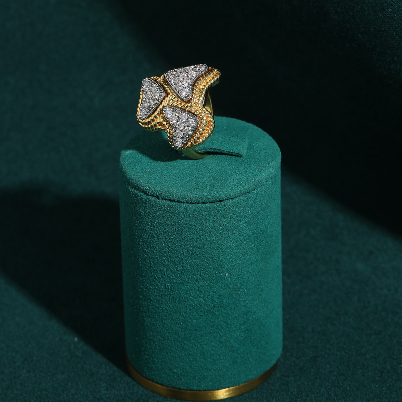 Vintage Three Rhinestone Heart - огляд і ціна Vintage Fashion Trends 2025